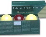 Super Aramith Traditional: 1 donkerrode bal en 2 witte ballen, waarvan 1 voorzien van middelgrote merkstip.