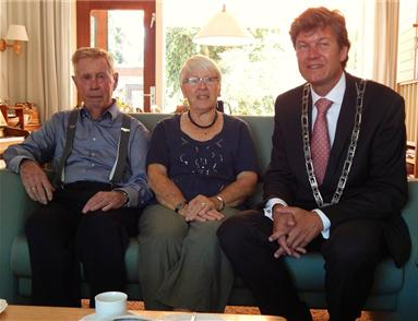 Burgemeester Toon Mans in feestelijk samenzijn met Mar & Jan Feeke. 26 augustus 2013