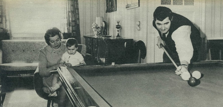 Willy Wesenbeek aan het oefenen in zijn huiskamer 1969