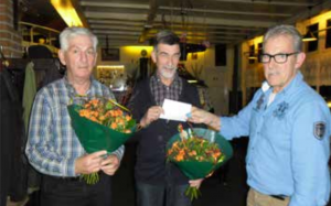 Bloemen en de 1 e prijs voor het winnende koppel Jos Diepstaten en Bert Segeren.